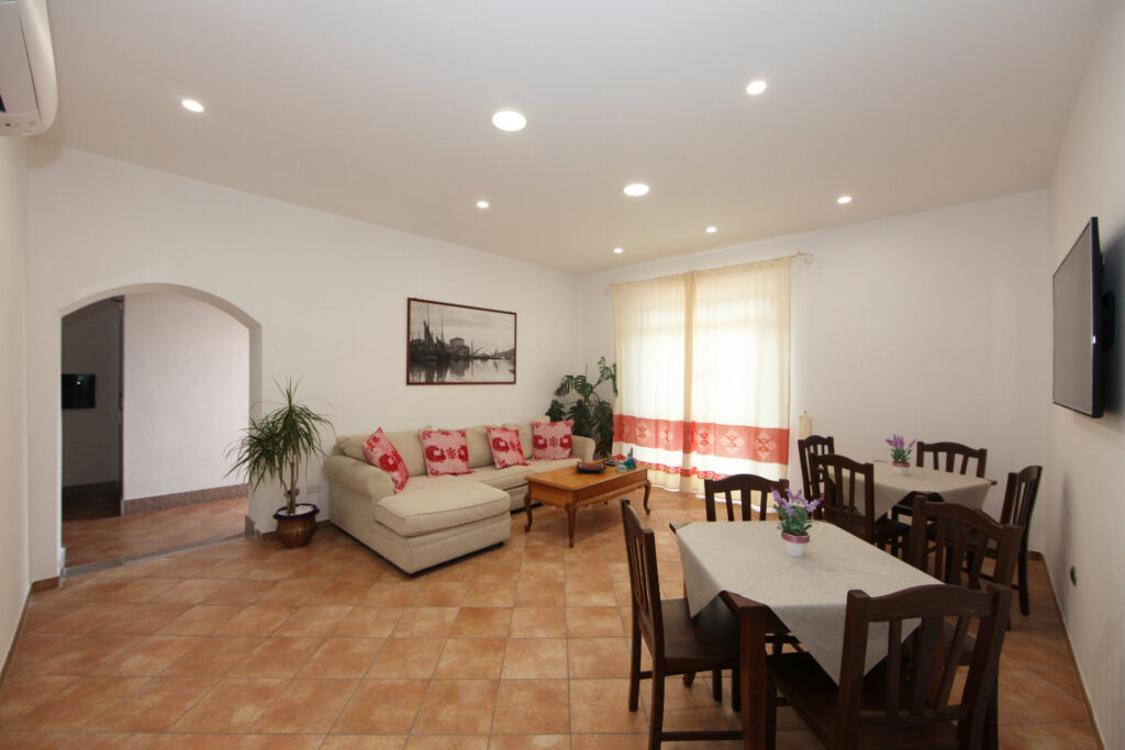 Guest_House_Villabianca_06_GHVB_SalaTV_rHD